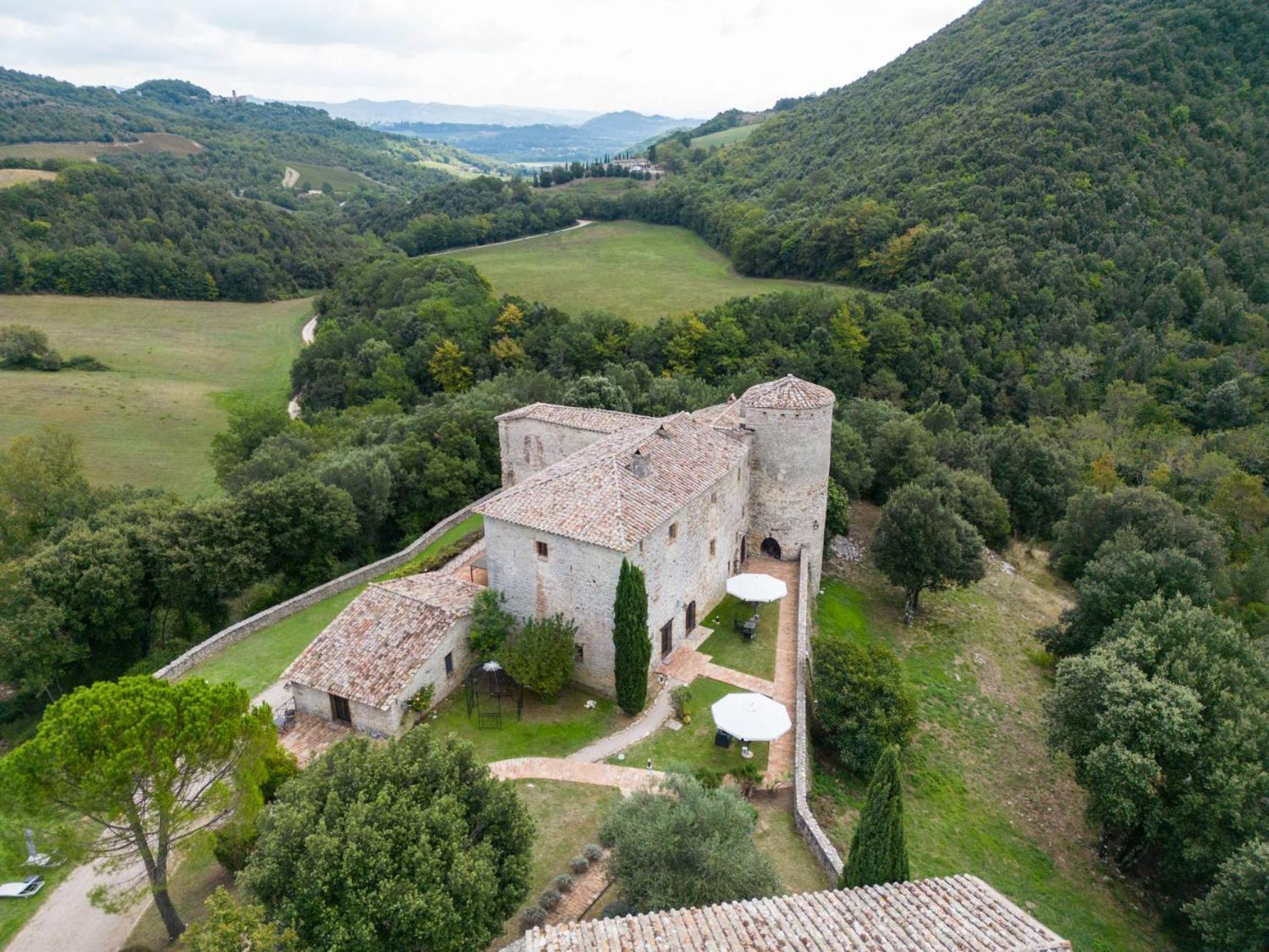 Castello Valenzino Bed & Breakfast Antognola Dış mekan fotoğraf