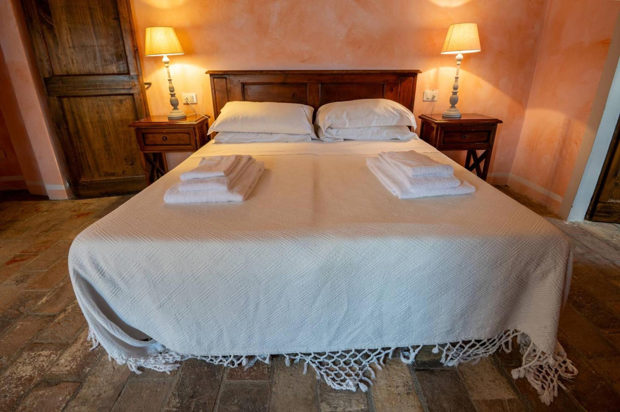 Castello Valenzino Bed & Breakfast Antognola Dış mekan fotoğraf