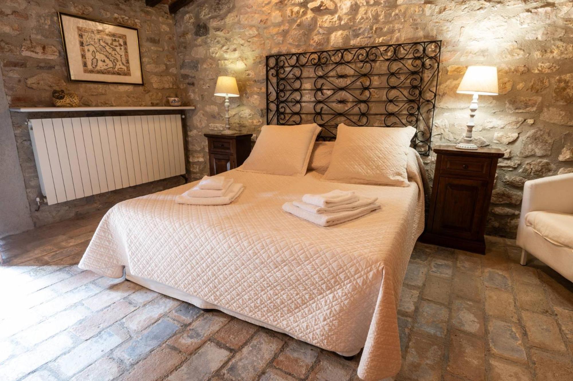 Castello Valenzino Bed & Breakfast Antognola Dış mekan fotoğraf