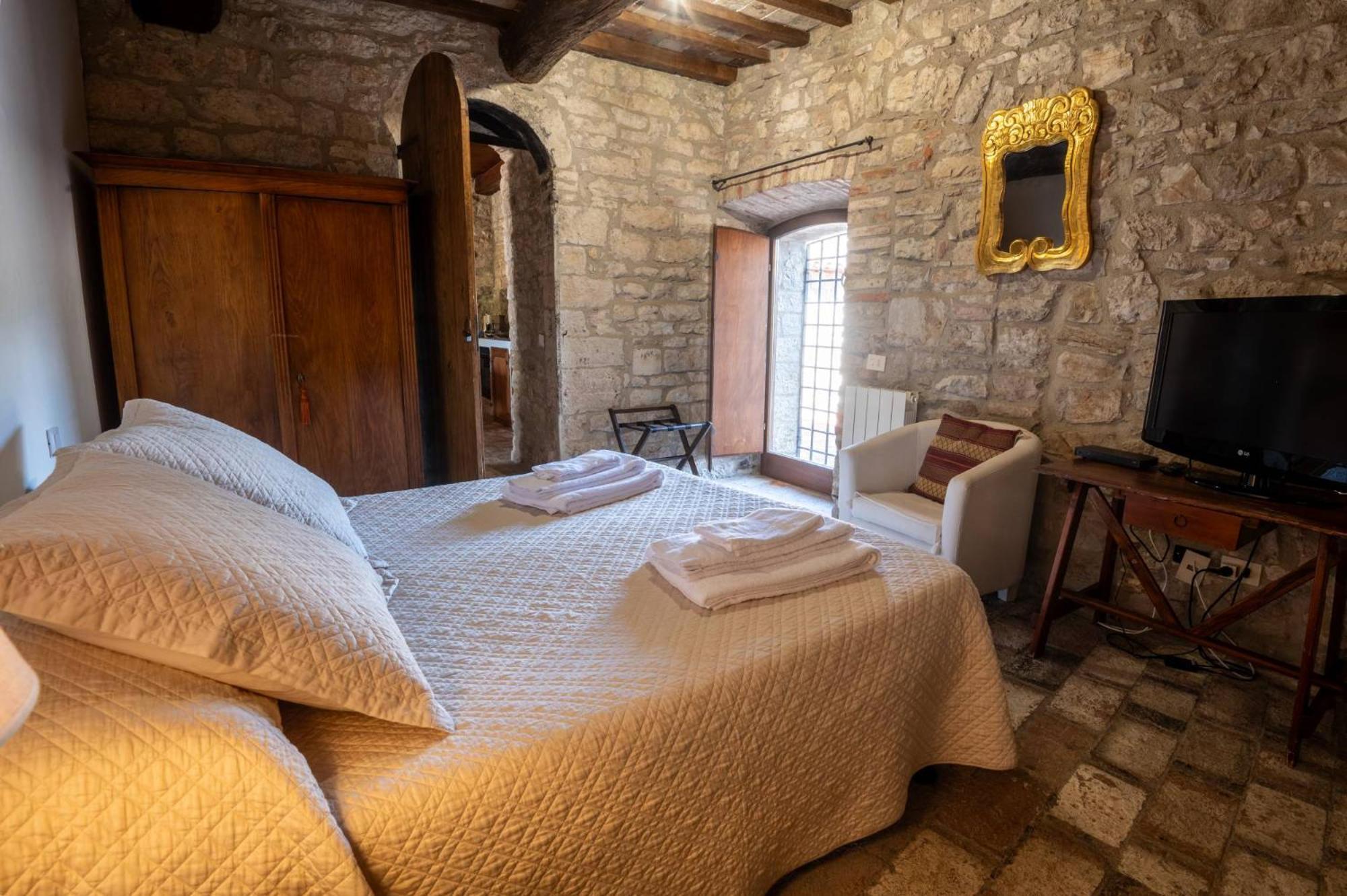 Castello Valenzino Bed & Breakfast Antognola Dış mekan fotoğraf