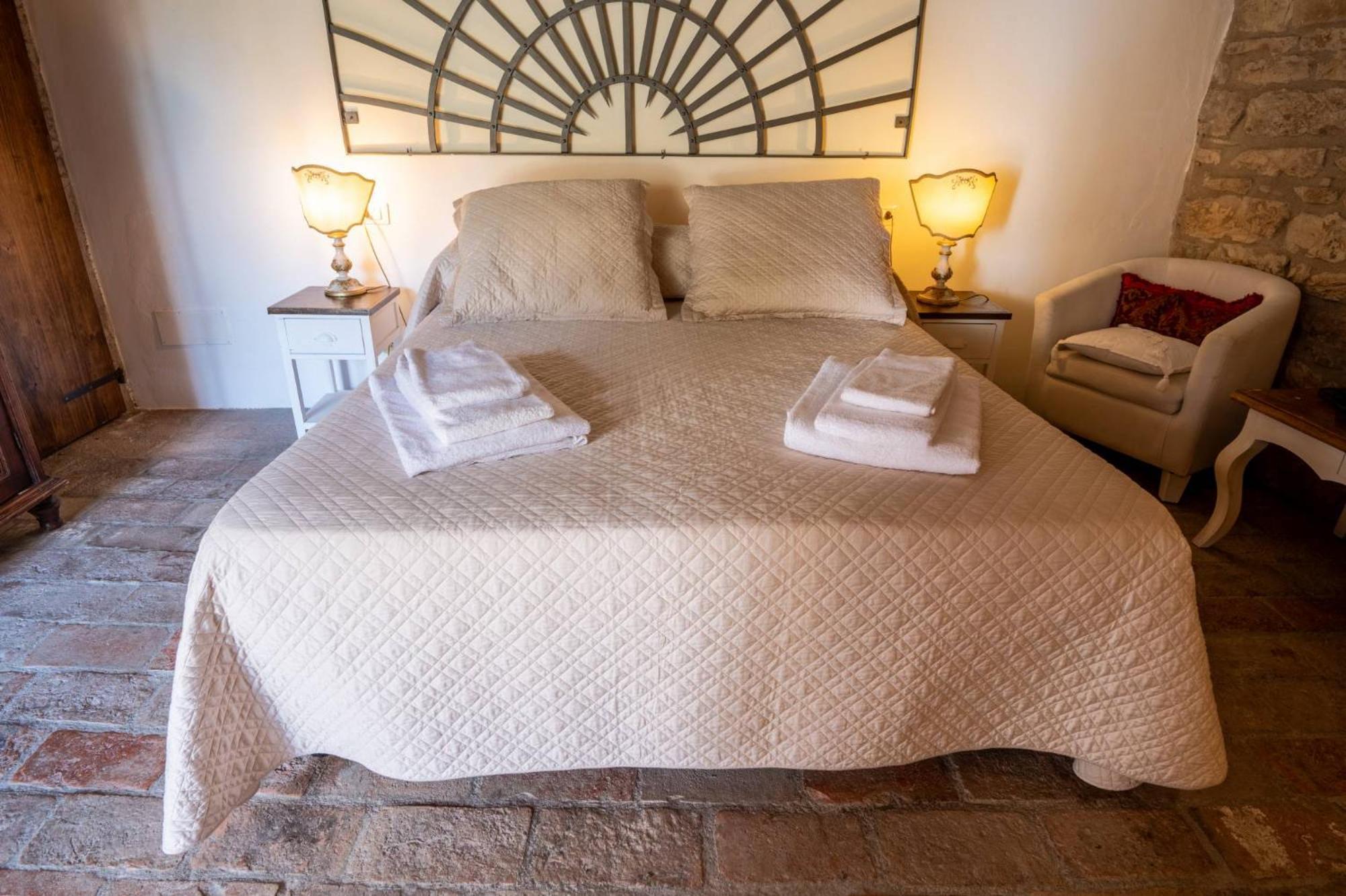 Castello Valenzino Bed & Breakfast Antognola Dış mekan fotoğraf