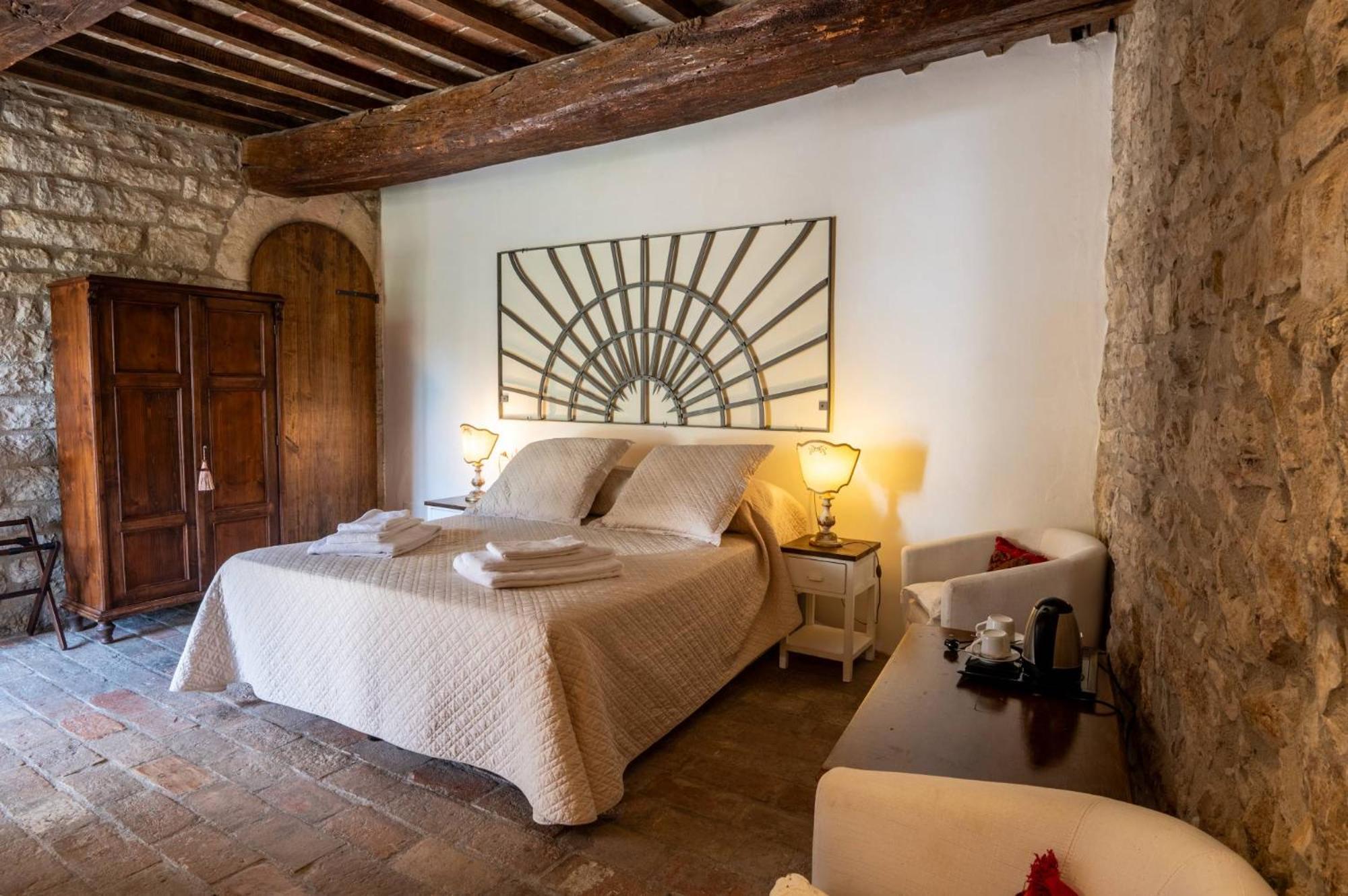 Castello Valenzino Bed & Breakfast Antognola Dış mekan fotoğraf